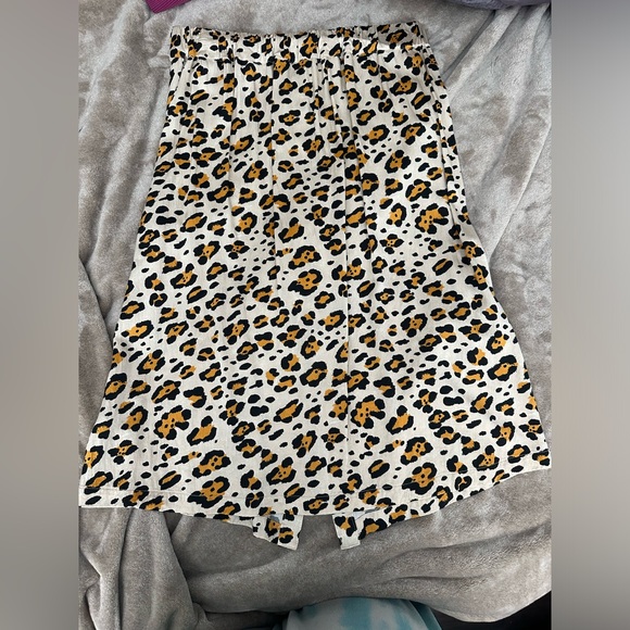 Never worn silky feel skirt with button details - Picture 3 of 7